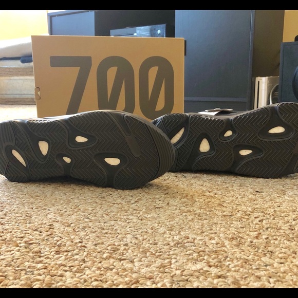 Yeezy Boost 700 V2 - Picture 4 of 8